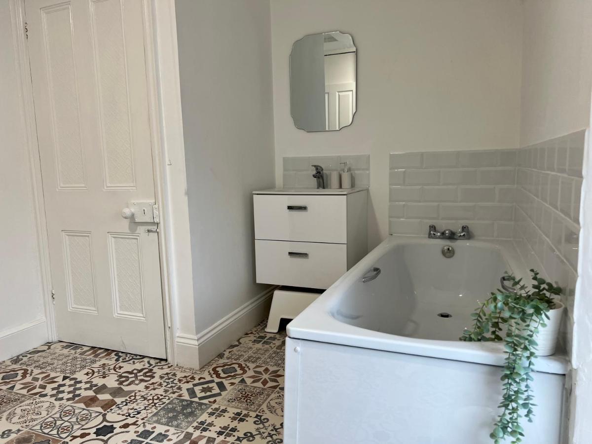 Heathcliff - 5 Bedroom House In Town Centre Тенбі Екстер'єр фото